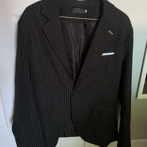 Black and white men suit (BLAZER AND PANTS INCLUDED)